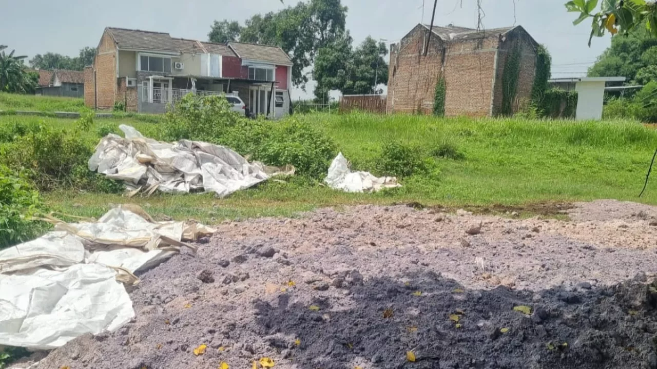 Limbah B3 Dibuang Lagi di Mojokerto, Warga Rekam Dua Truk Pelaku