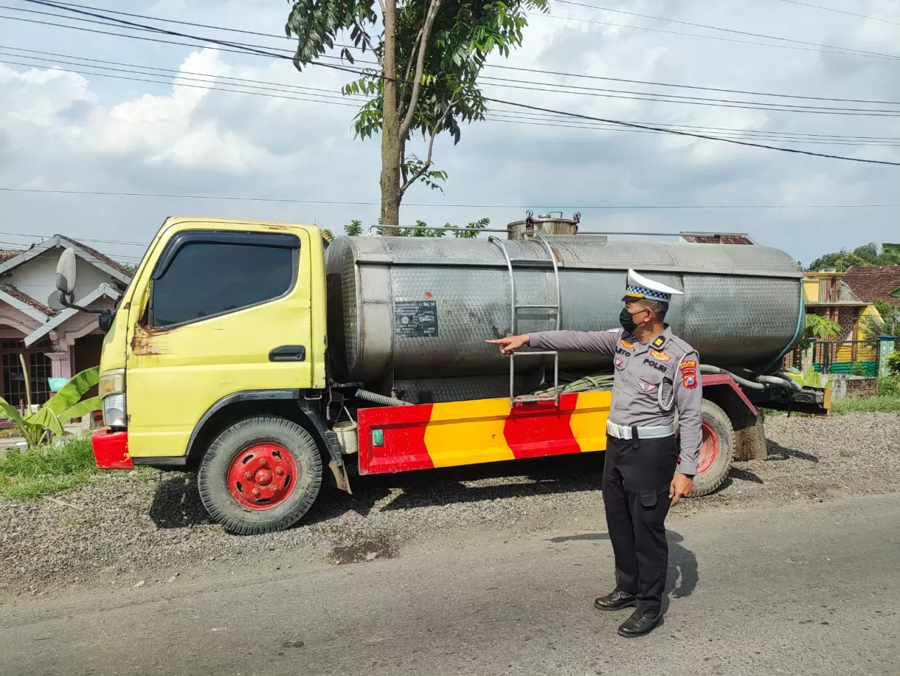 Hilang Kendali di Tikungan, Pria Asal Madiun Tewas Tabrak Truk Tangki Air