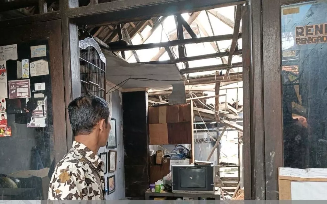 Atap Rumah di Surabaya Ambrol Usai Hujan Deras, Enam Warga Dievakuasi
