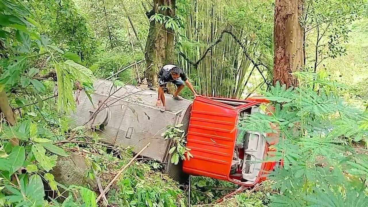 Rem Blong, Truk Tangki Terjun ke Jurang di Mojokerto