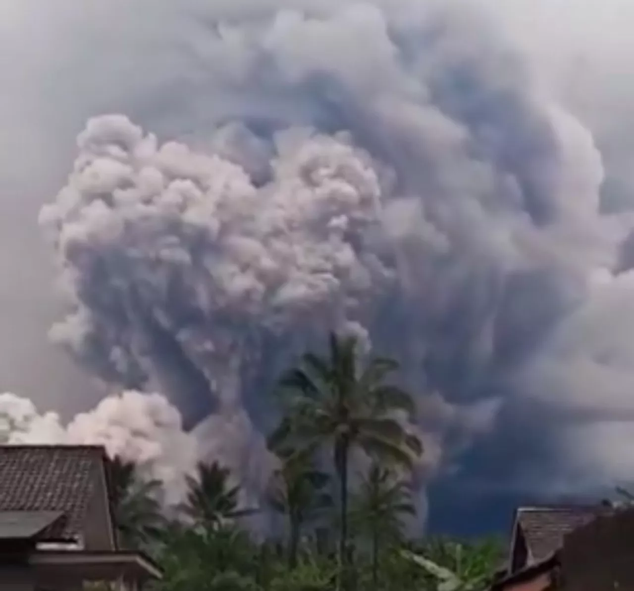 Semeru Erupsi Level IV, Semua Jalur Pendakian dan Akses Piket Nol Ditutup