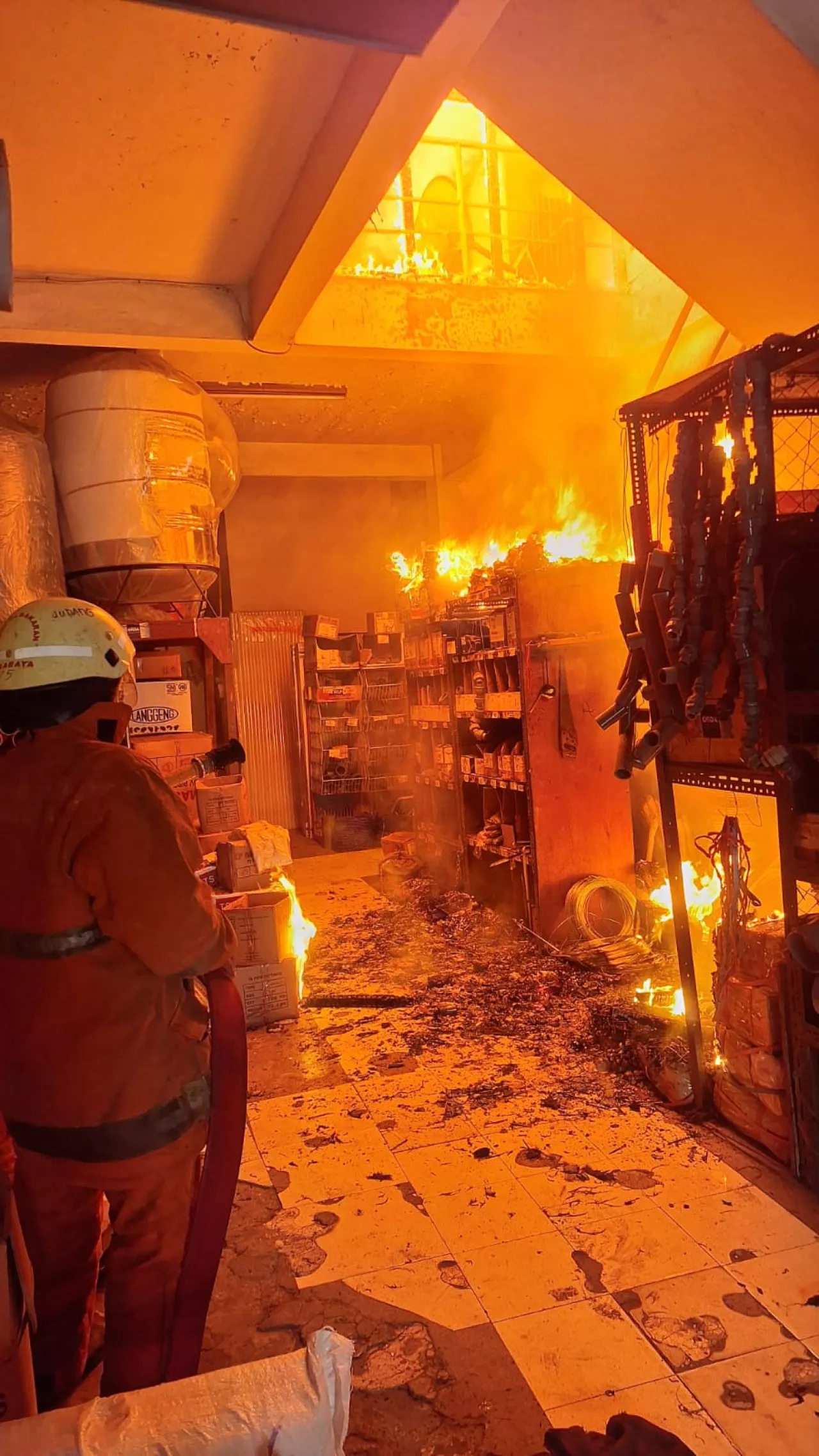 Gudang dan Lantai Dua Toko Bangunan Terbakar di Surabaya, Kerugian Capai Milyaran