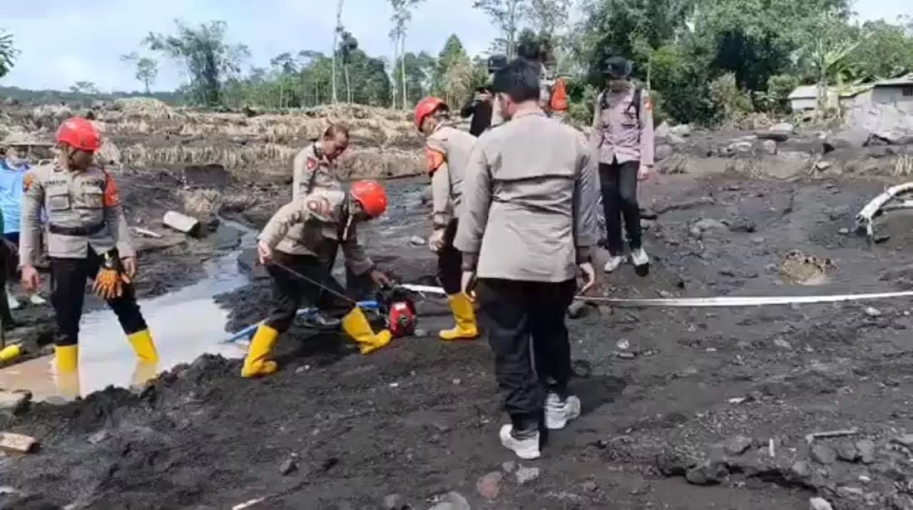 Pasca Erupsi Semeru, Ratusan Polisi Evakuasi Barang Warga dan Bersihkan Rumah Terdampak