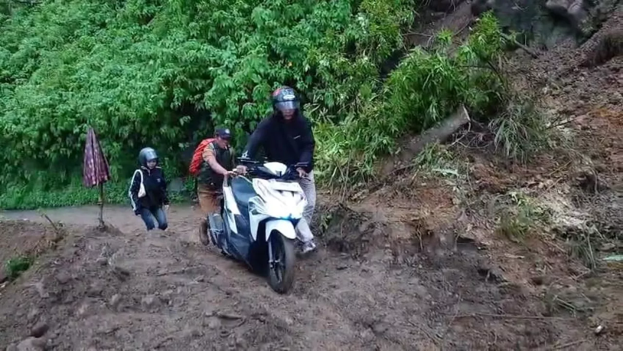 Tebing Longsor, Akses Pacet Cangar Ditutup Total