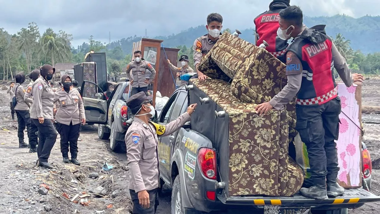 Tiga Kali PP, Polisi Evakuasi Barang Warga Sumber Sari Terdampak Semeru