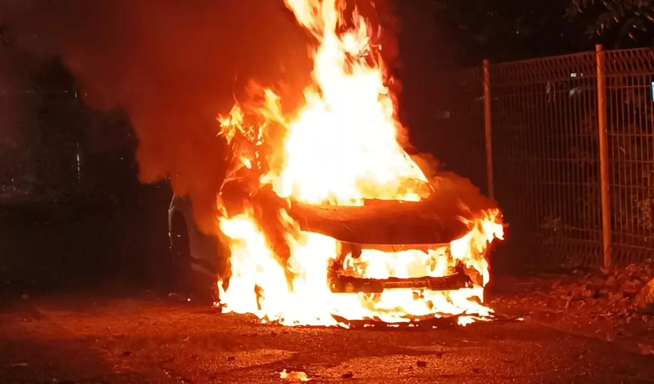Diduga Korsleting Lampu Modifikasi, Mobil Mewah di Surabaya Terbakar
