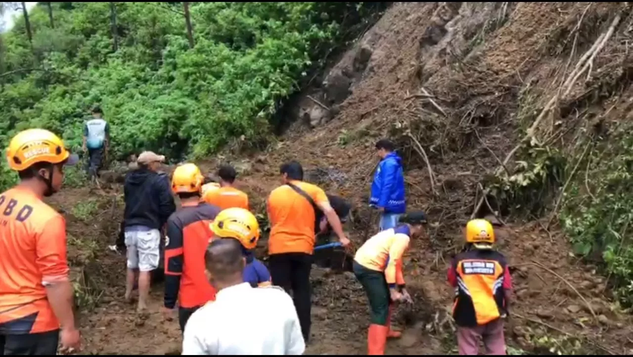 Material Longsor Tutup Jalur Pacet-Cangar, Kendaraan Belum Bisa Melintas