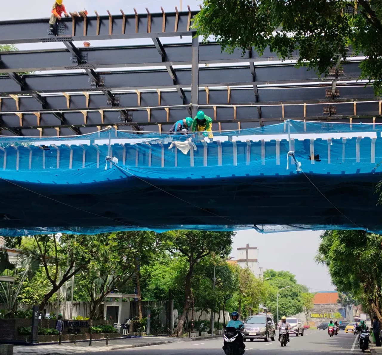 Kena Percikan Las, Pengguna Jalan Protes Pengamanan Proyek Jembatan Jalan Tunjungan Surabaya