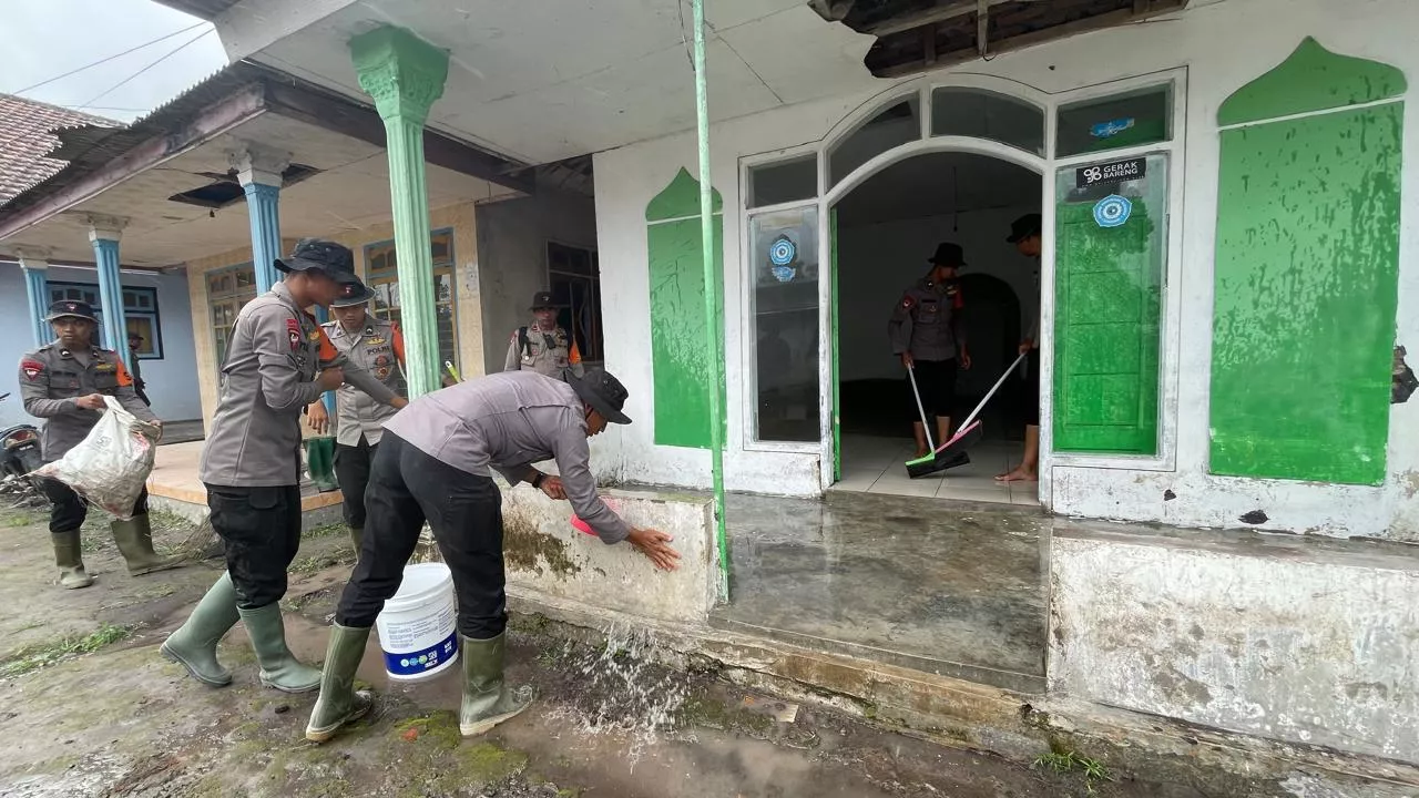 Pasca Erupsi, Polisi Bersihkan Tempat Ibadah dan Rumah Warga Terdampak Abu Vulkanik Semeru