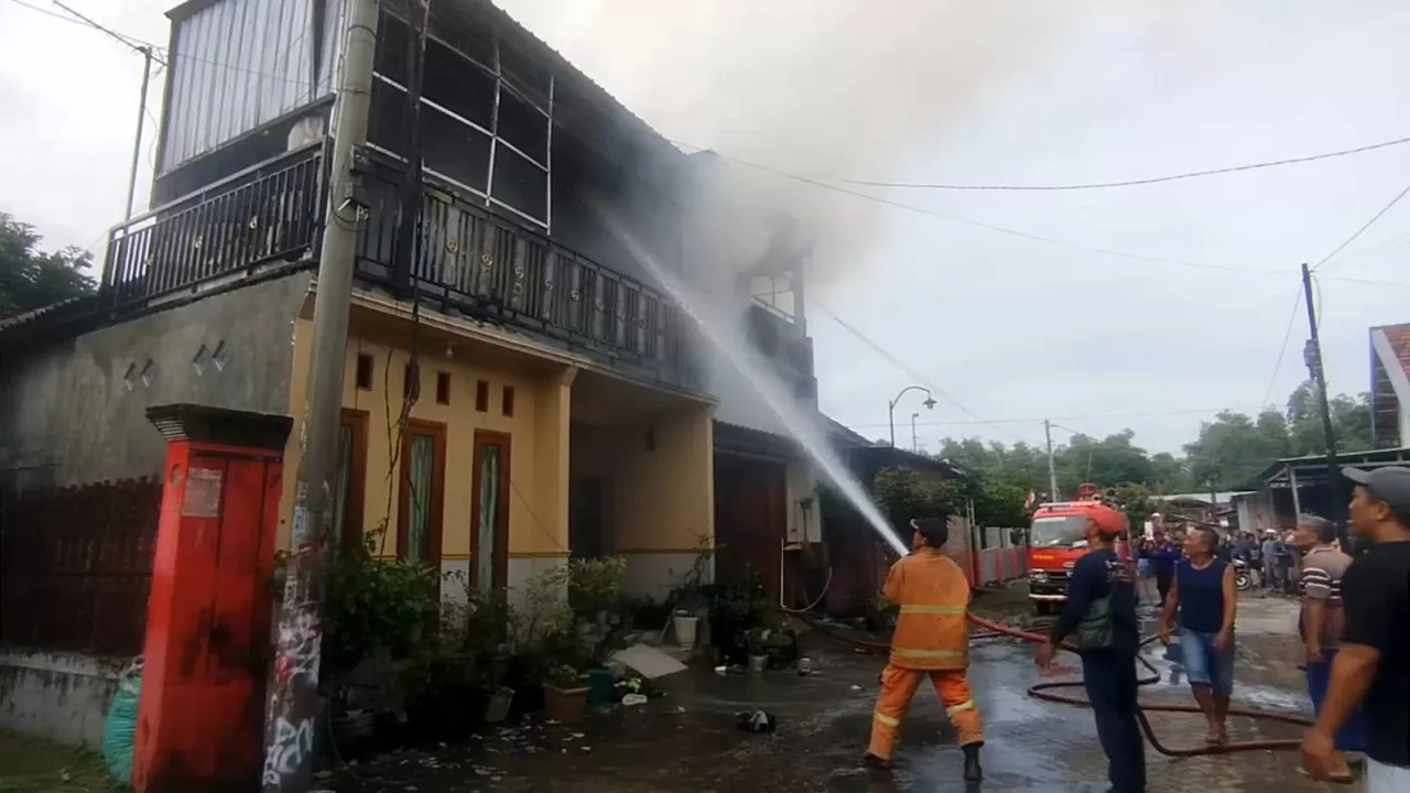 Industri Rumahan Sepatu di Mojokerto Terbakar, Seorang Pekerja Terluka
