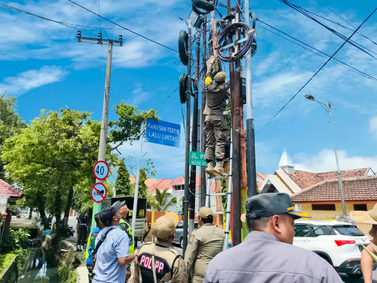Banyak Langgar Aturan, Kabel Fiber Optik di Mojokerto Ditertibkan