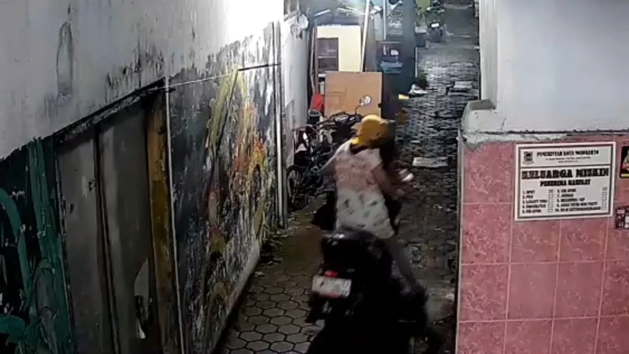 Pakai Daster dan Jilbab, Pencuri Motor Nyamar Wanita di Mojokerto Terekam CCTV