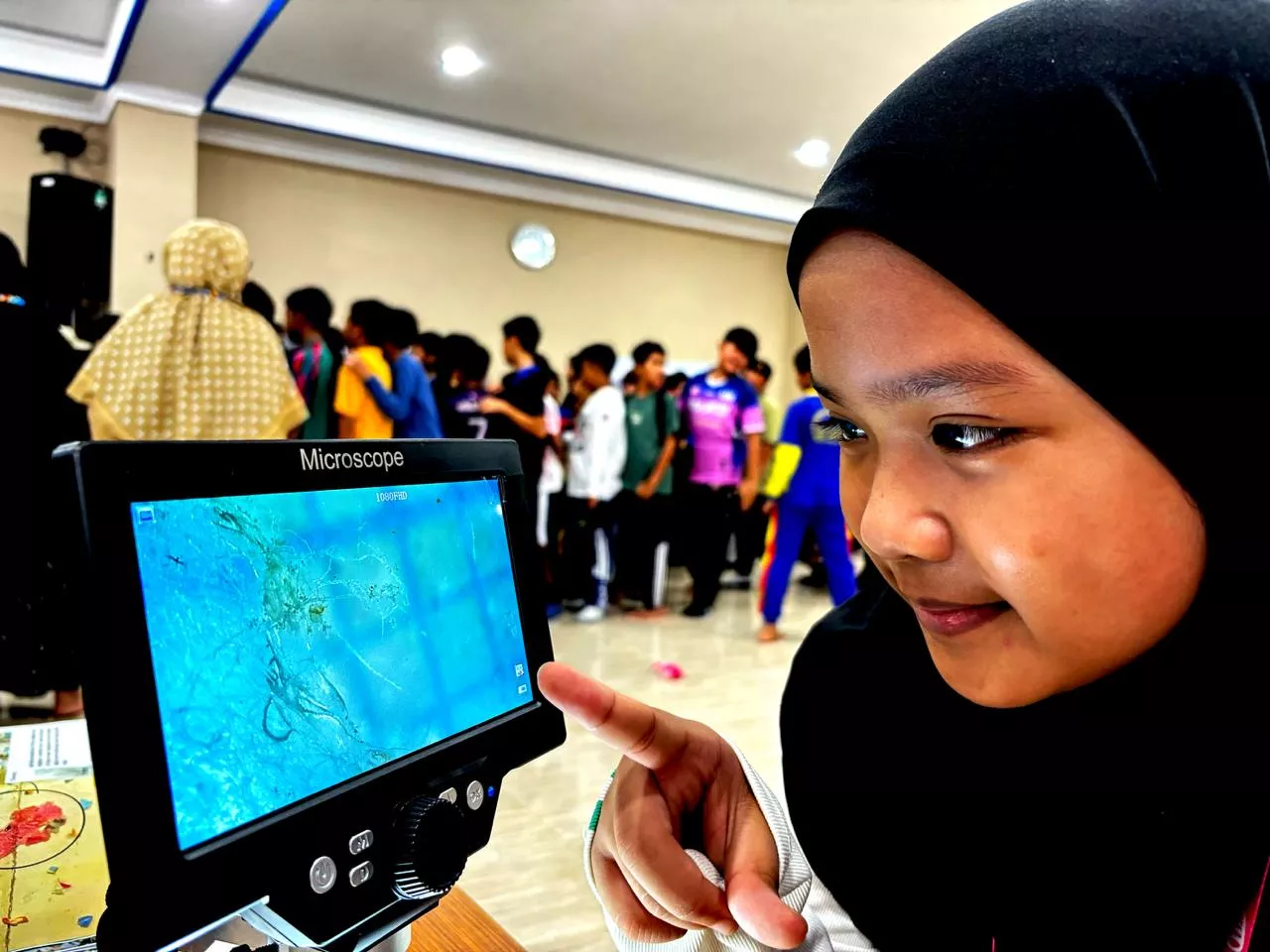 Siswa SD Muhammadiyah 3 Ikrom Belajar Bahaya dan Pencegahan Mikroplastik di Air Hujan
