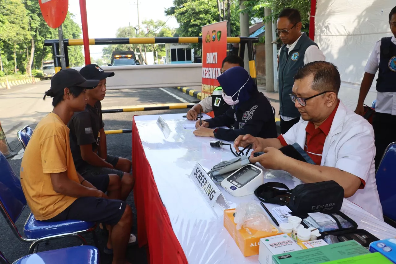 Jelang Nataru 2026, Polda Jatim Adakan Tes Urine Pengemudi Angkutan Umum dan Ojol   
