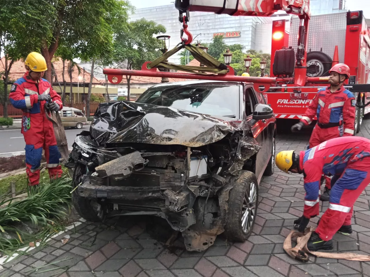 Honda HR-V Tabrak Pembatas Taman Walikota Mustajab hingga Ringsek Bagian Depan