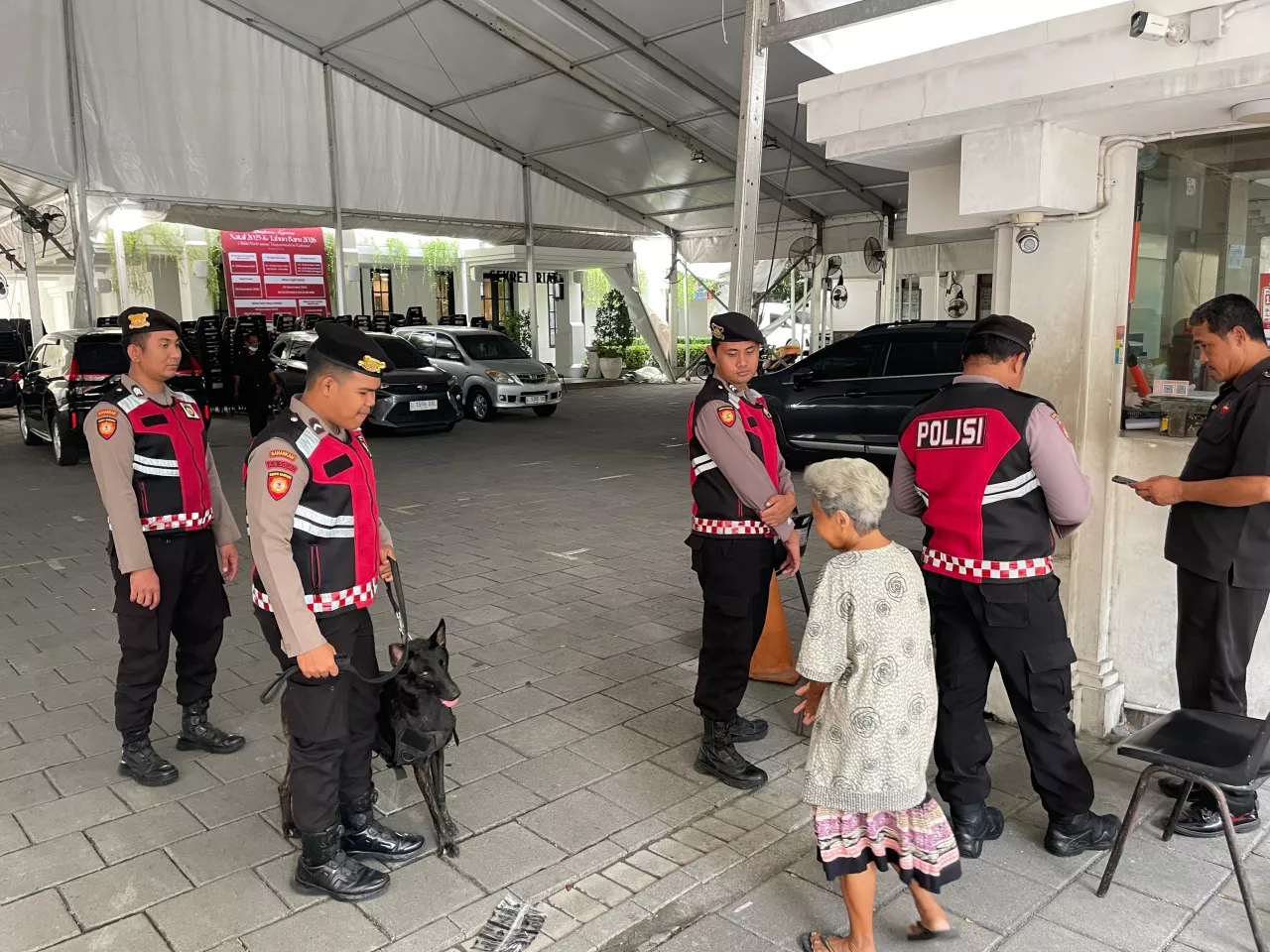 Cegah Gangguan Keamanan, Unit K9 Ditsamapta Polda Jatim Patroli Gereja