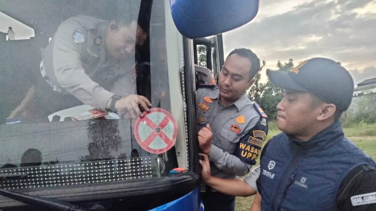 Ditlantas Polda Jatim Ramcheck PO Bus Jelang Libur Nataru 2025