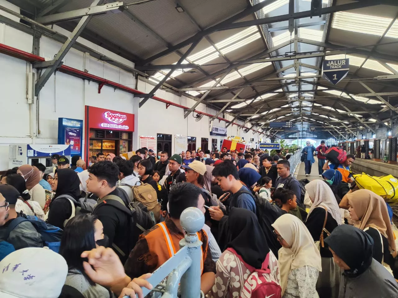 Puncak Awal Arus Nataru, 49.583 Penumpang Padati KA Daop 8 Surabaya
