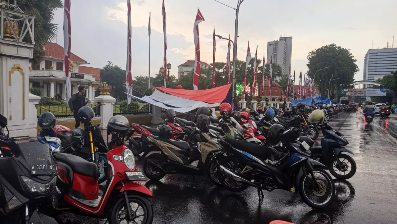 Dua Hari Duduki Grahadi, Ratusan Karyawan PT Pakerin Tuntut Upah Dibayar