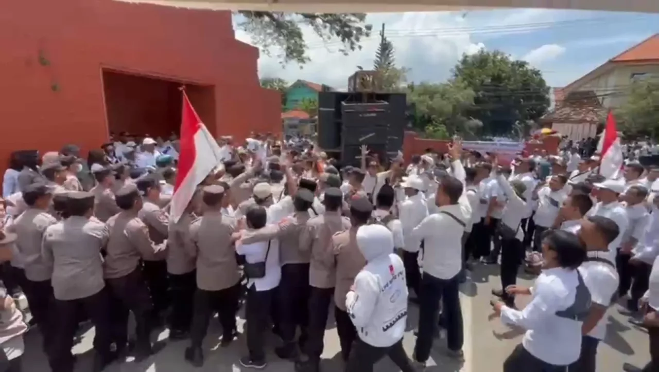 Demo Tolak Pemangkasan ADD di Mojokerto Ricuh, Massa Dorong Polisi