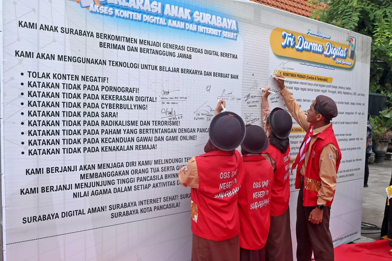 Sekolah di Surabaya Wajib Tanpa HP, Pemkot Tetapkan Aturan Ketat Gawai