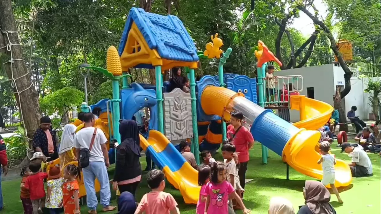 Taman Flora Surabaya Jadi Pilihan Warga Isi Libur Sekolah