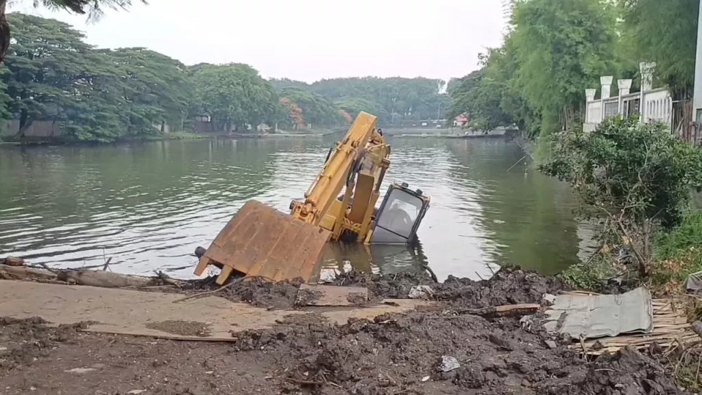 Sembilan Hari Tenggelam, Ekskavator Proyek Waduk SIER Belum Diangkat