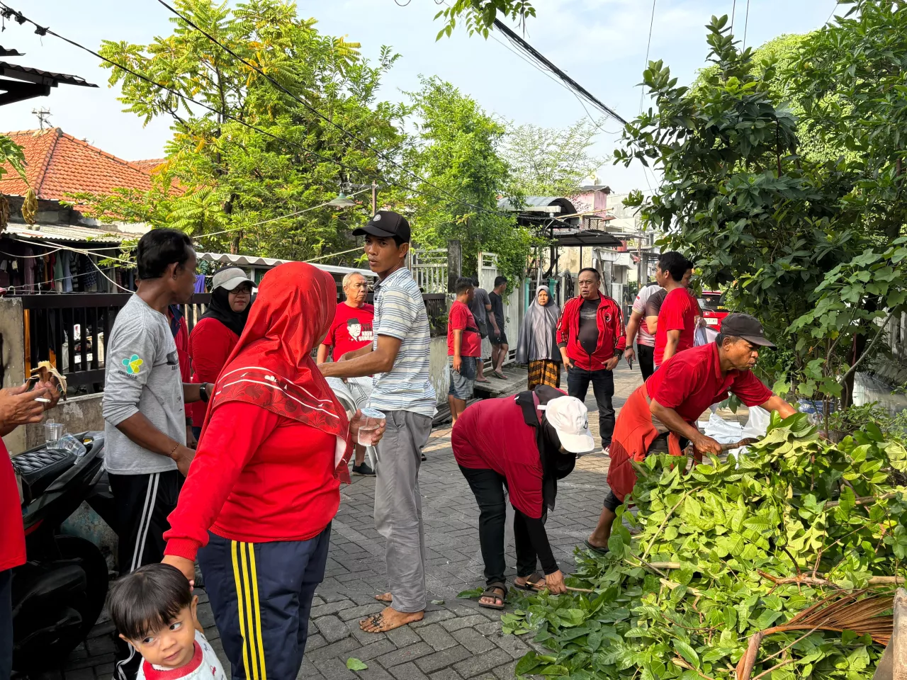 Perkuat Akar Rumput, PAC PDIP Sukolilo Membersamai Warga Bersihkan Lingkungan