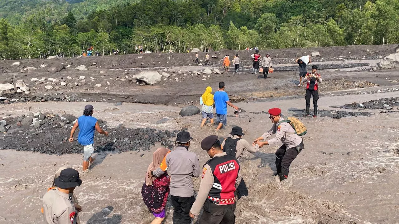 395 Warga Beserta Harta Benda yang Terdampak Banjir Lahar Dingin Semeru Dievakuasi