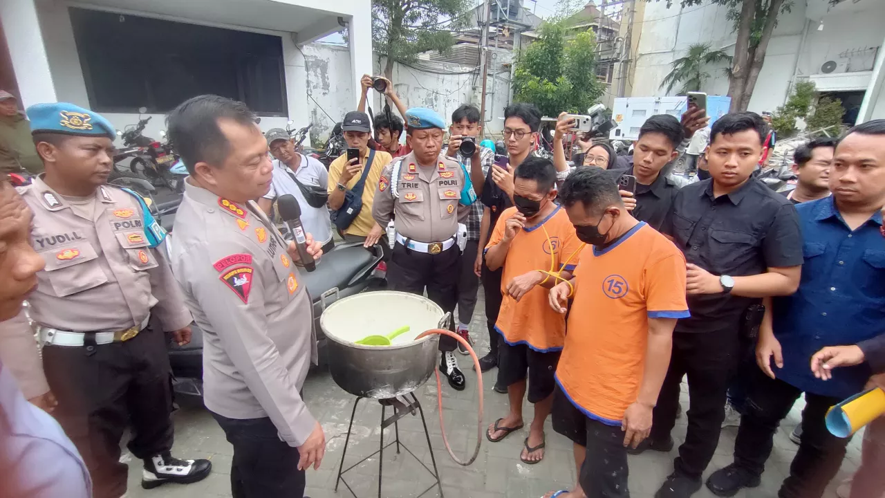 Komplotan Pengoplos Elpiji Subsidi ke Non Subsidi Dibekuk di Surabaya, Raup Untung Rp 2,25 Miliar