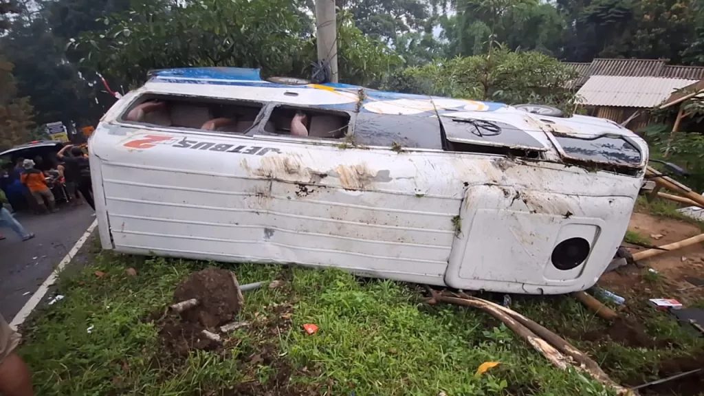 Elf Rombongan Asal Surabaya Alami Rem Blong di Mojokerto, 16 Luka
