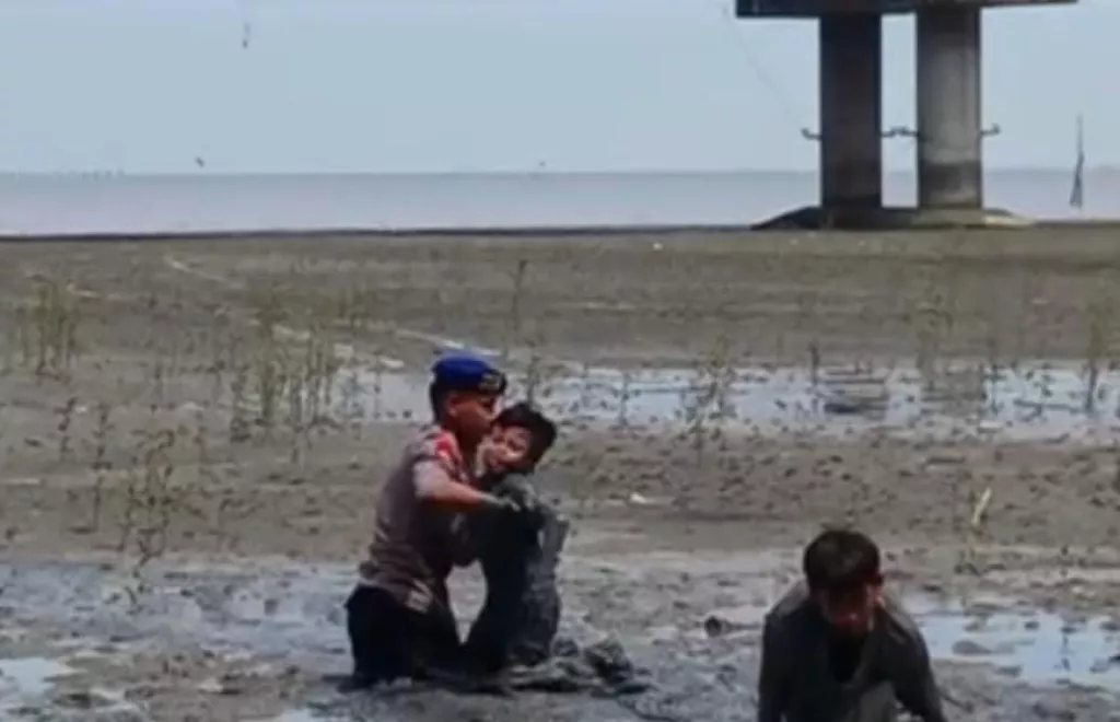 Dua Anak Terjebak Lumpur di Pantai Kenjeran Diselamatkan Polisi Perairan