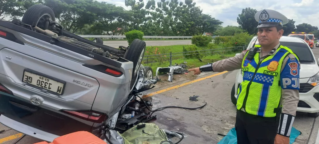 Avanza Tabrak Belakang Truk di Tol Jombang Mojokerto, 2 Tewas