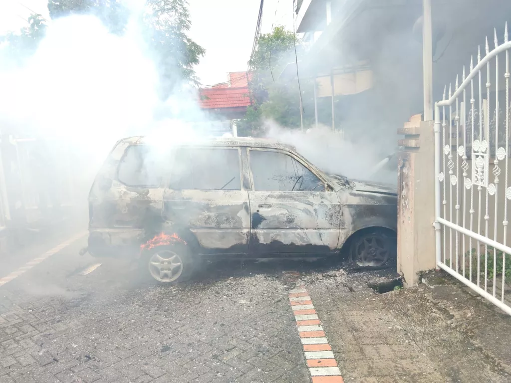 Apes! Kijang Hangus Terbakar Usai Diservis di Surabaya