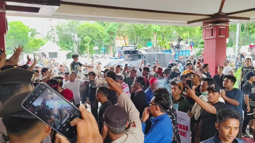 Aksi Jagal RPH Pegirian Ricuh, Sapi Dibawa Masuk Halaman DPRD