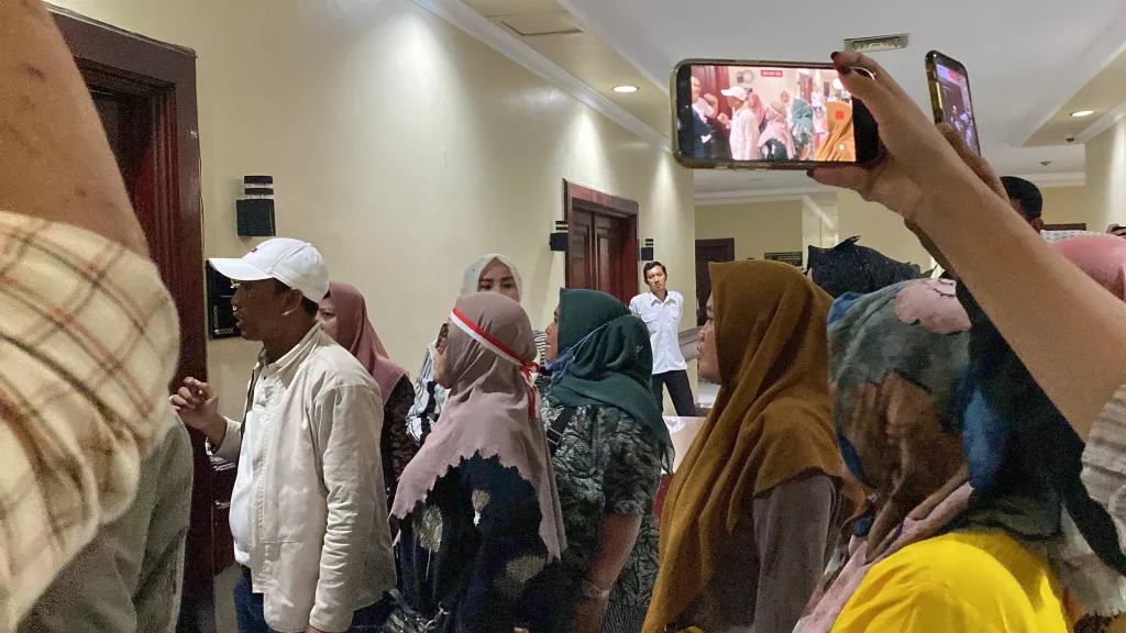 Demo Jagal RPH Pegirian Memanas, Emak-Emak Geruduk Ruang Ketua DPRD Surabaya