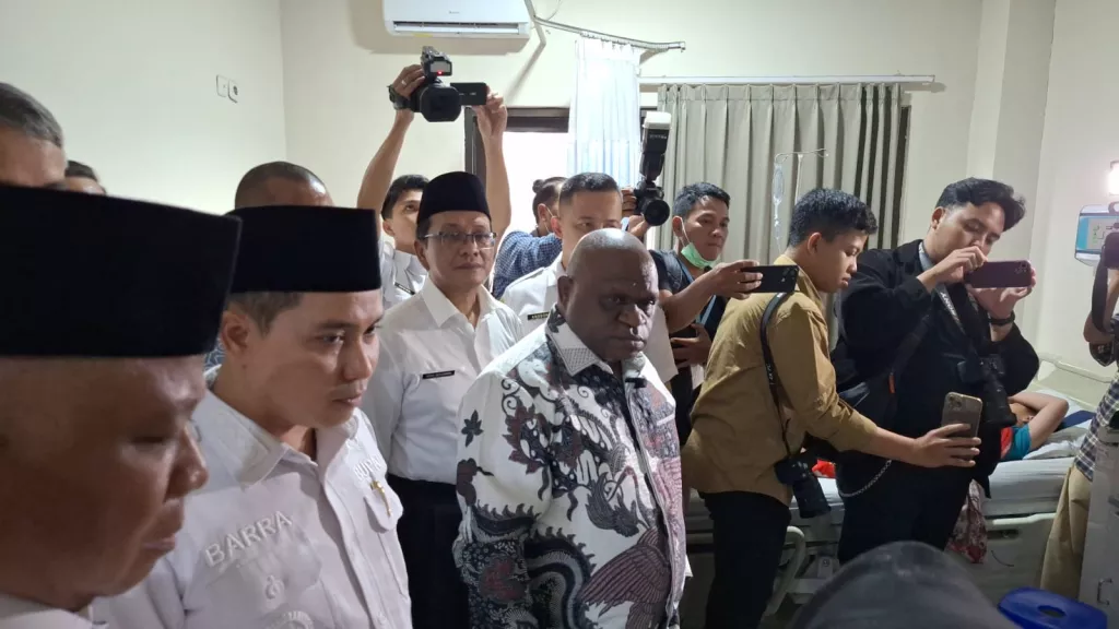 Datangi RSUD Prof dr Soekandar, Menteri HAM Ungkap 411 Korban Keracunan MBG