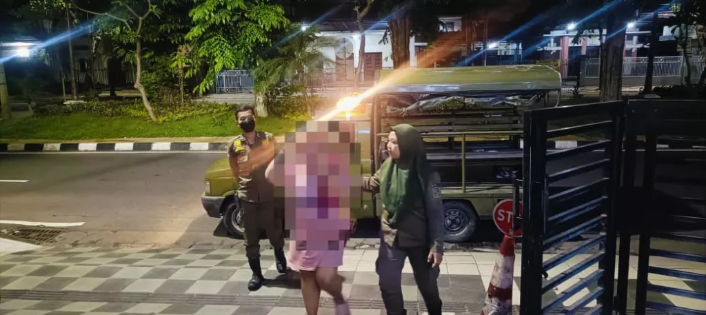 Patroli Malam Satpol PP Surabaya Temukan WRSE di TPU Kembang Kuning