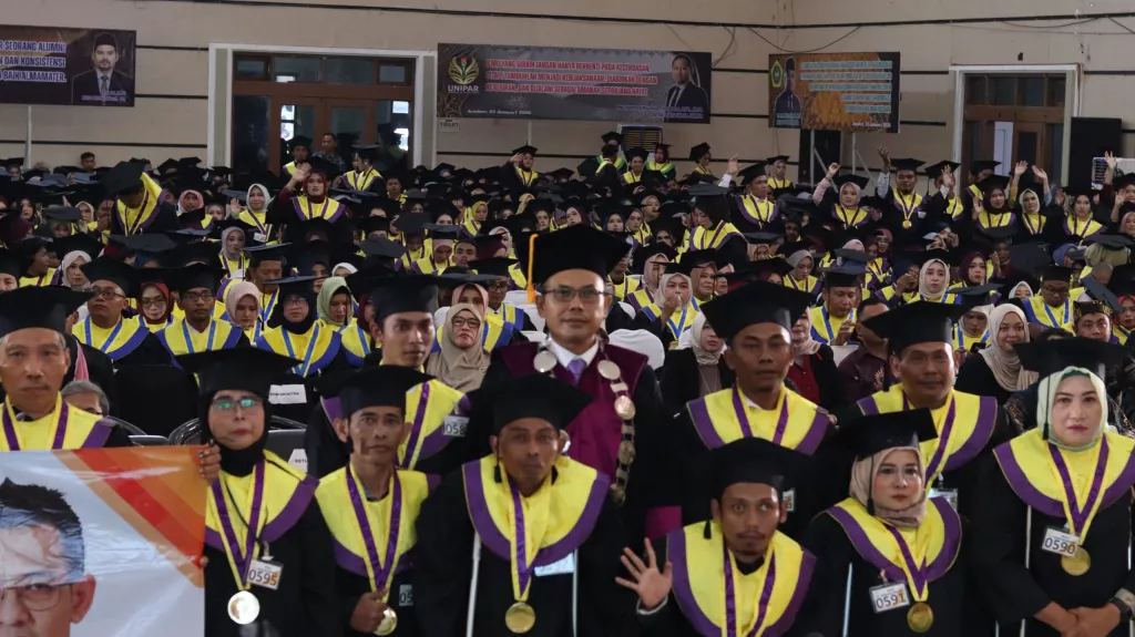 UNIPAR Jember Kukuhkan 1.243 Wisudawan Program Magister hingga Diploma