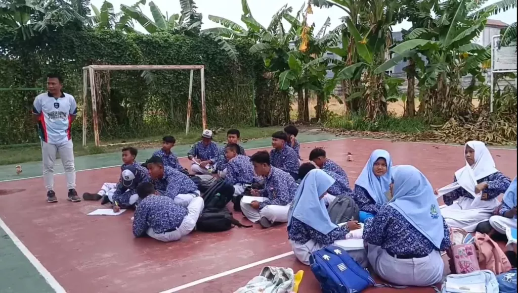 Plafon Kelas SMPN 60 Surabaya Ambruk, Timpa Tiga Siswa    