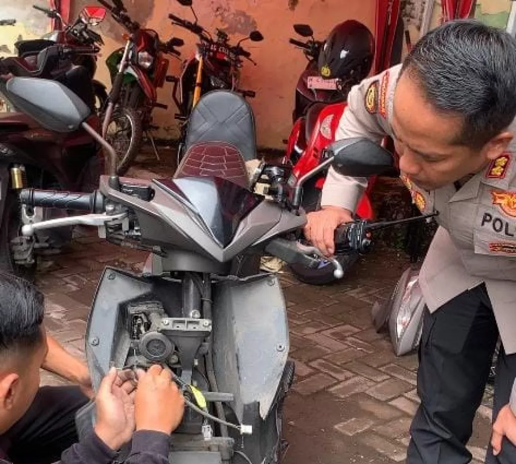 Cegah Curanmor, Polrestabes Surabaya Bagikan Alarm Motor Gratis di Bazar Ranmor