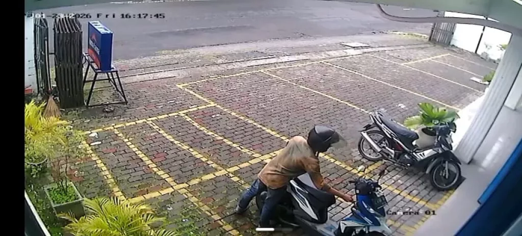 Dalam Hitungan Detik, Motor Karyawan Apotek Di Surabaya Digondol Maling   