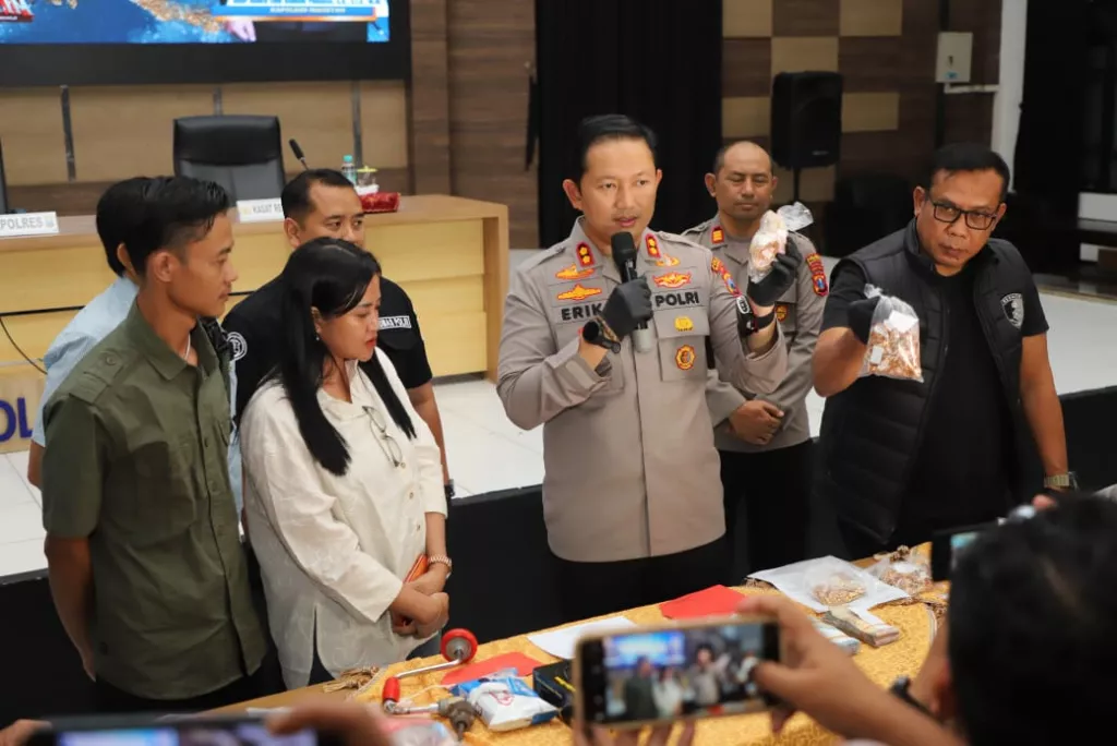 Ringkus Komplotan Pembobol Toko Perhiasan, Polres Magetan Kembalikan Emas Senilai Rp 1 Miliar