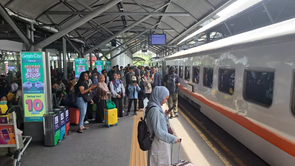 Akhir Libur Nataru, Penumpang Tiba Masih Padati Stasiun KA di Surabaya