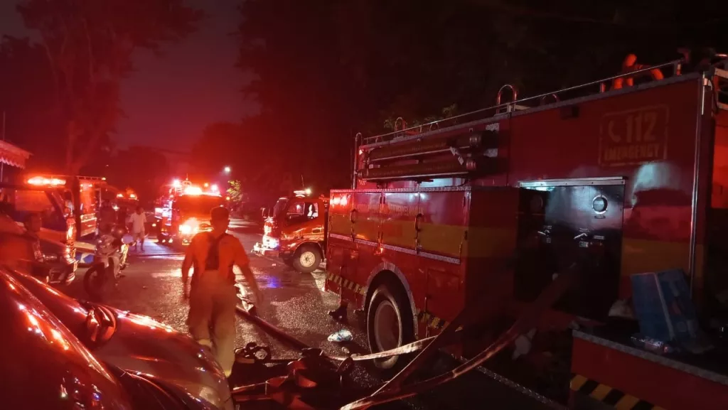 Rumah di Pengampon Surabaya Ludes Terbakar, Lebih dari 14 Unit Damkar Dikerahkan