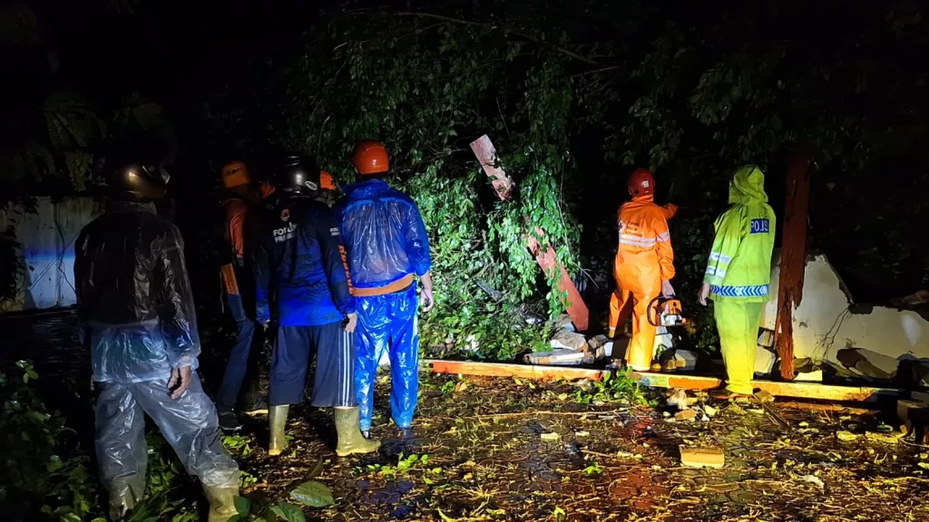 Angin Kencang di Mojokerto Rusak 4 Rumah dan Tumbangkan Pohon Bikin Macet