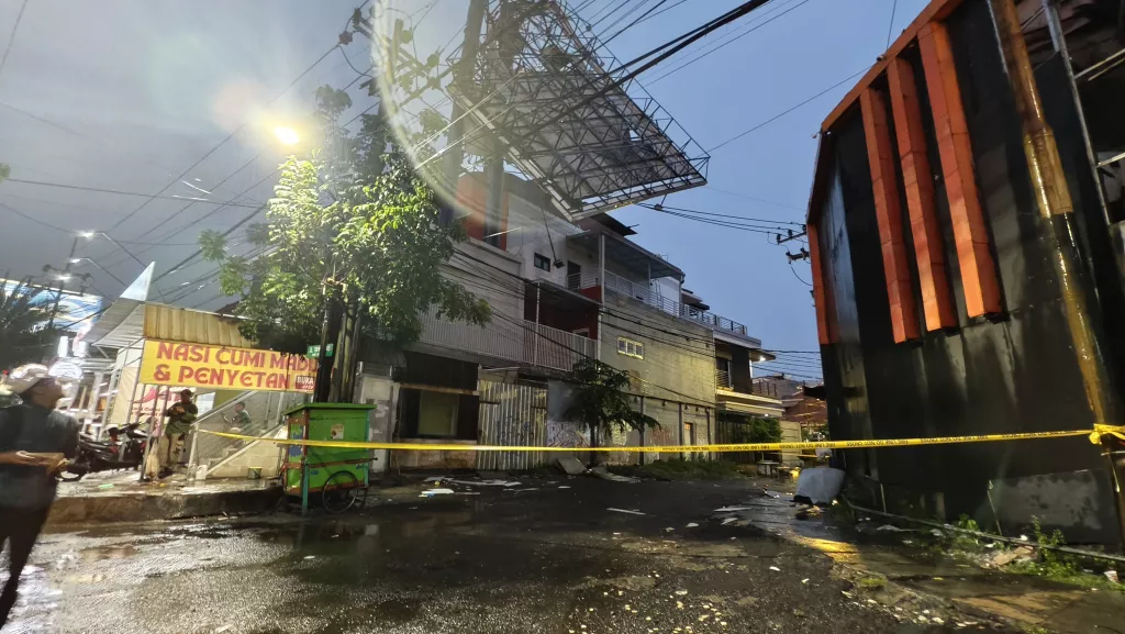 Reklame Patah di Surabaya Bahayakan Warga, DPRD Desak Audit Pemegang Izin