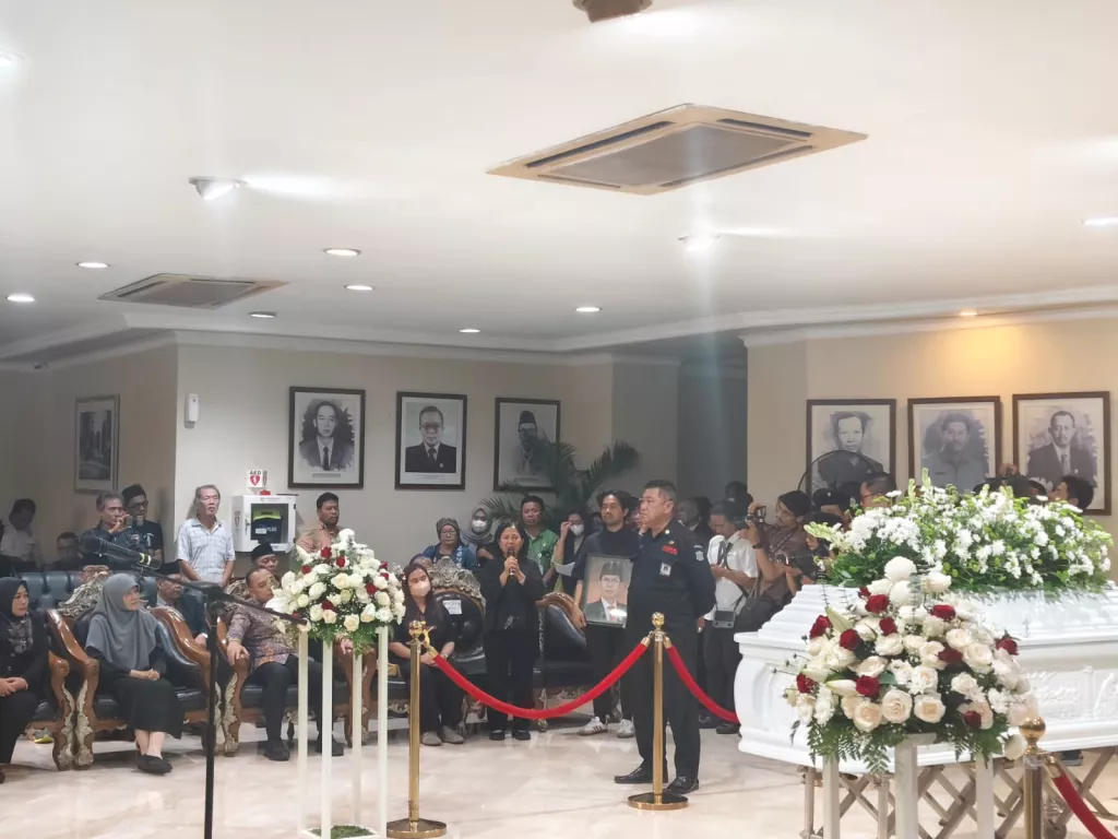 Tangis Haru Lepas Kepergian Adi Sutarwijono di Gedung DPRD Surabaya