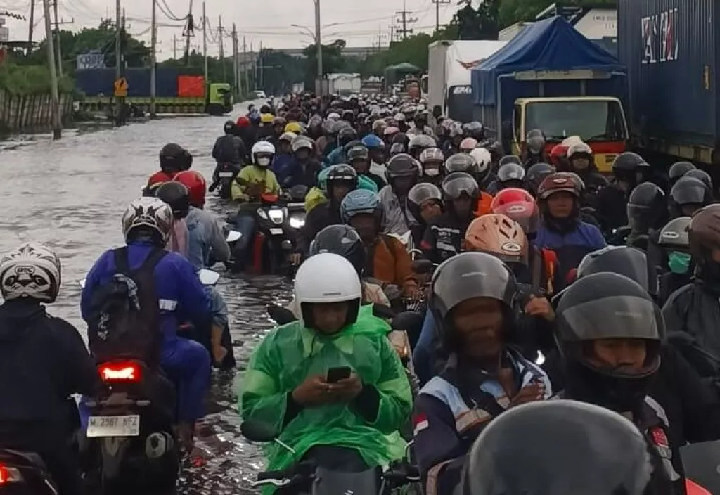 Banjir Osowilangun Lumpuhkan Lalin, Ternyata Gara-gara Ini Air Meluap