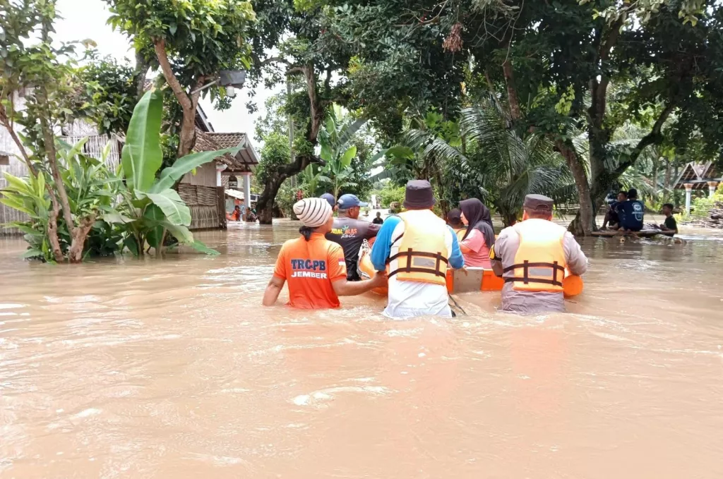 Polres Jember Evakuasi Korban Banjir di Rambipuji, Pastikan Bantuan Merata